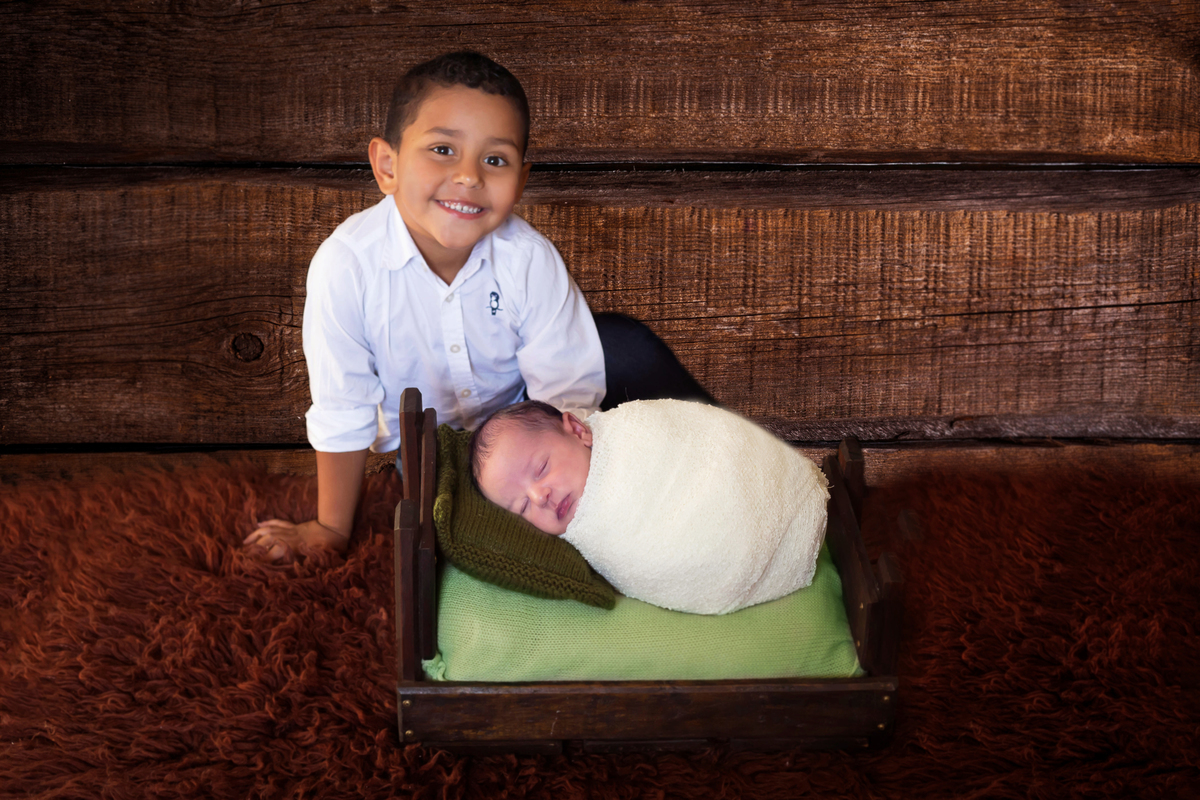 Ensaio de Newborn do Gabriel de 12 dias, em Pará de Minas, no prop caminha, com a a participação foto de seu irmão Guilherme. 