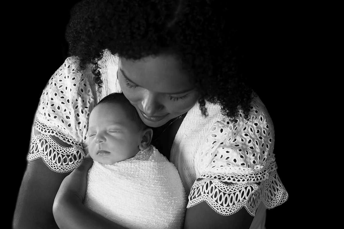 Fotos de recém-nascidos em Pará de Minas, do Gabriel. Pose com a mãe.