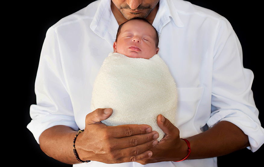 Fotografias de recém-nascidos do Gabriel, em Pará de Minas. Pose com o pai.