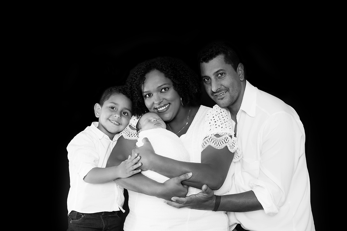 Família reunida no ensaio de newborn do Gabriel de 12 dias, em Pará de Minas.