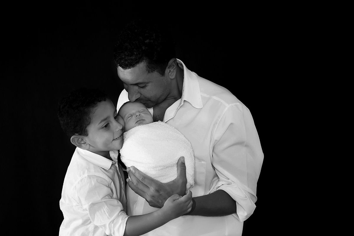 Fotos de recém-nascidos do Gabriel de 12 dias em Pará de Minas. Foto com o pai e o irmãozinho.