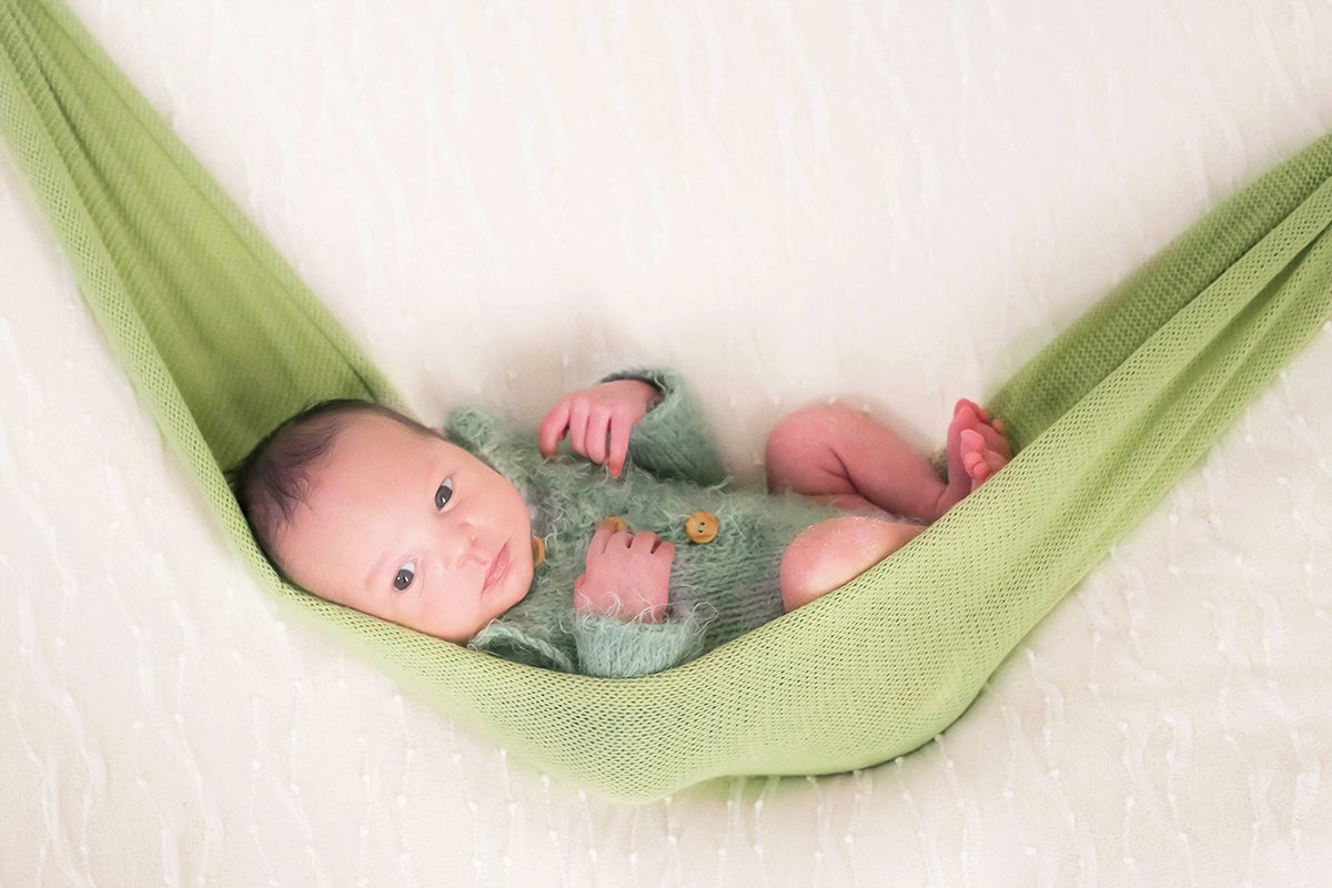 Fotografia de newborn do Gabriel de 12 dias em Pará de Minas. Pose no puff.
