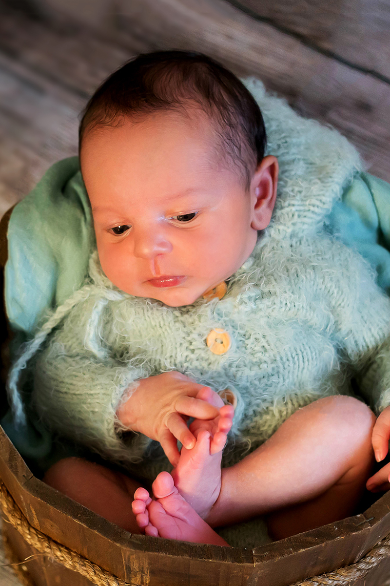 Gabriel no prop baldinho, no seu ensaio de Newborn em Pará de Minas