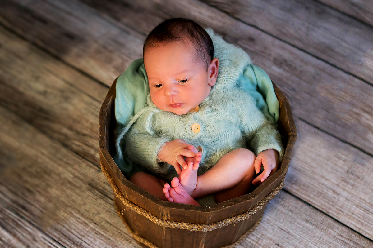 Ensaio de newborn em Pará de Minas. Ensaio do Gabriel de 12 dias em Pará de Minas. Pose no prop baldinho de madeira.