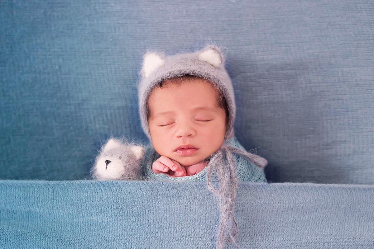 José Miguel de 9 dias em seu ensaio de Newborn em Para de Minas. Pose no puff.
