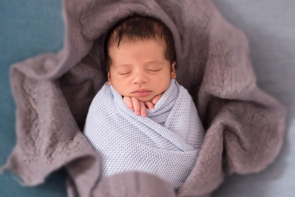 José Miguel modelando pela primeira vez,  com 9 dias, em seu ensaio de Newborn em Pará de Minas