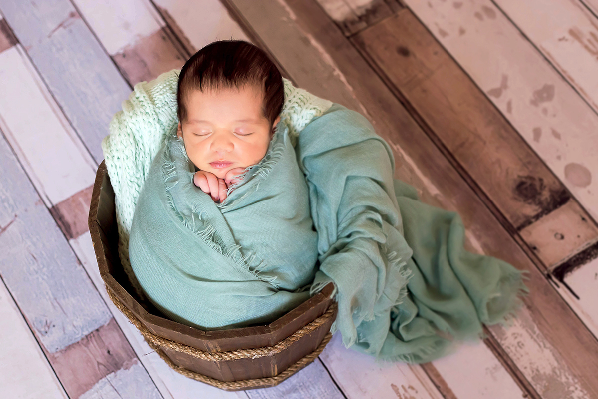 Ensaio de recém nascidos do fofo do José Miguel de 9 dias, em Pará de Minas. Pose no baldinho.