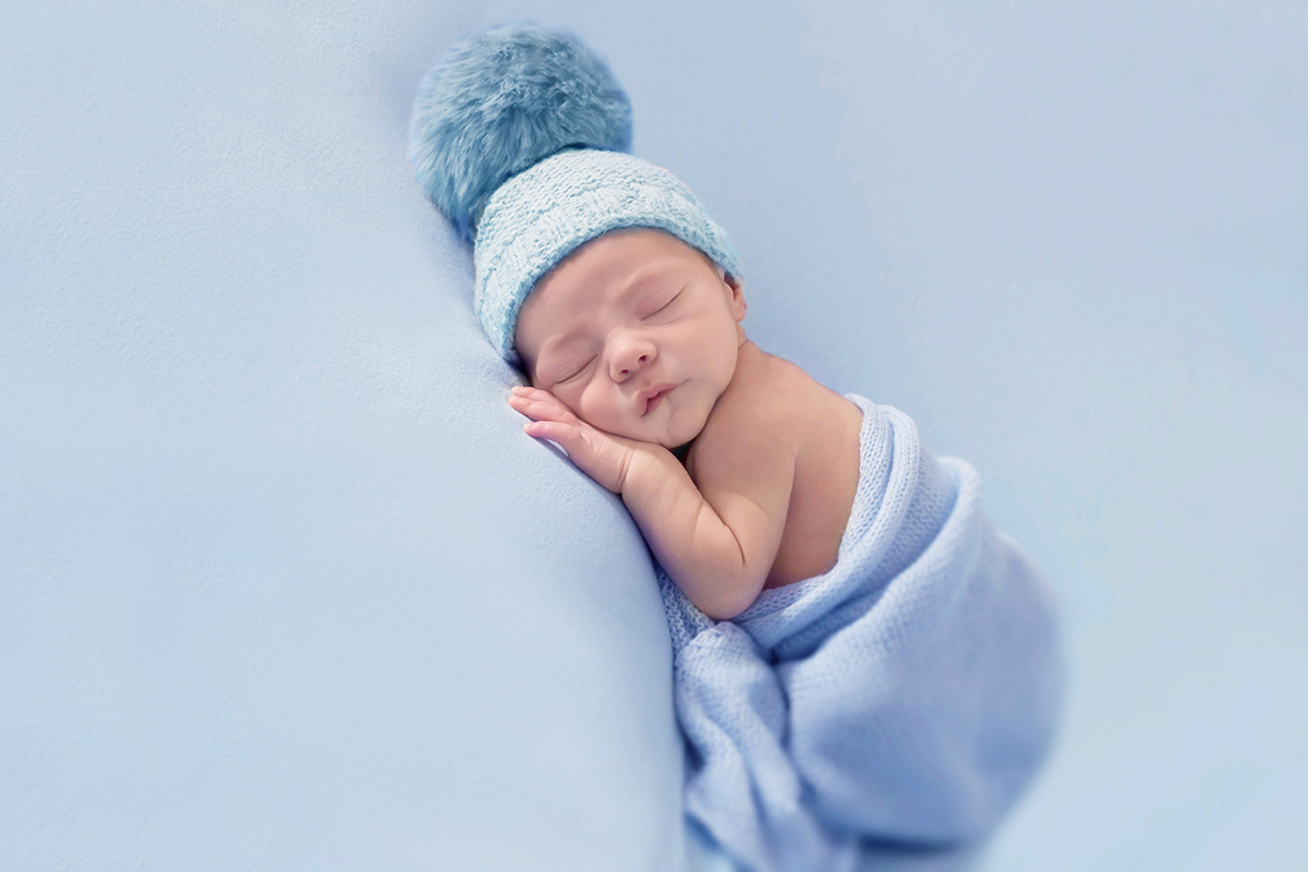 Primeiro ensaio do Anthony Gabriel, realizado com  10 dias de vida em Pará de Minas. Pose no puff.