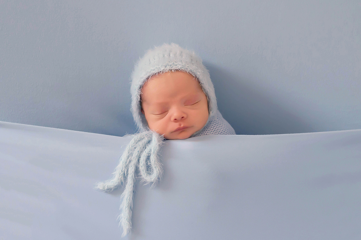 Fotos de recém nascido do Anthony Gabriel, de 10 dias, em Pará de Minas. Pose no puff de barriguinha para cima.