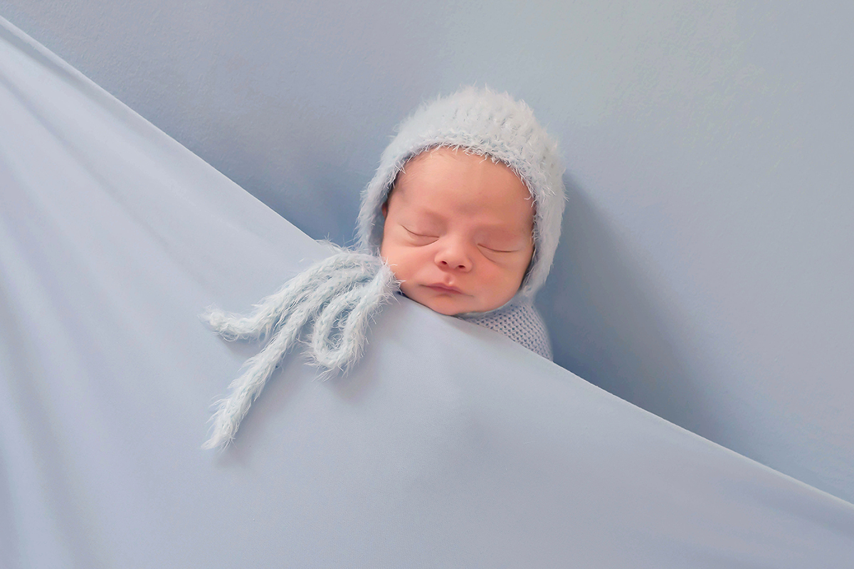 Pose no puff de barriguinha para cima, do ensaio de recém nascido do Anthony Gabriel de 10 dias de vida, em Para de Minas.