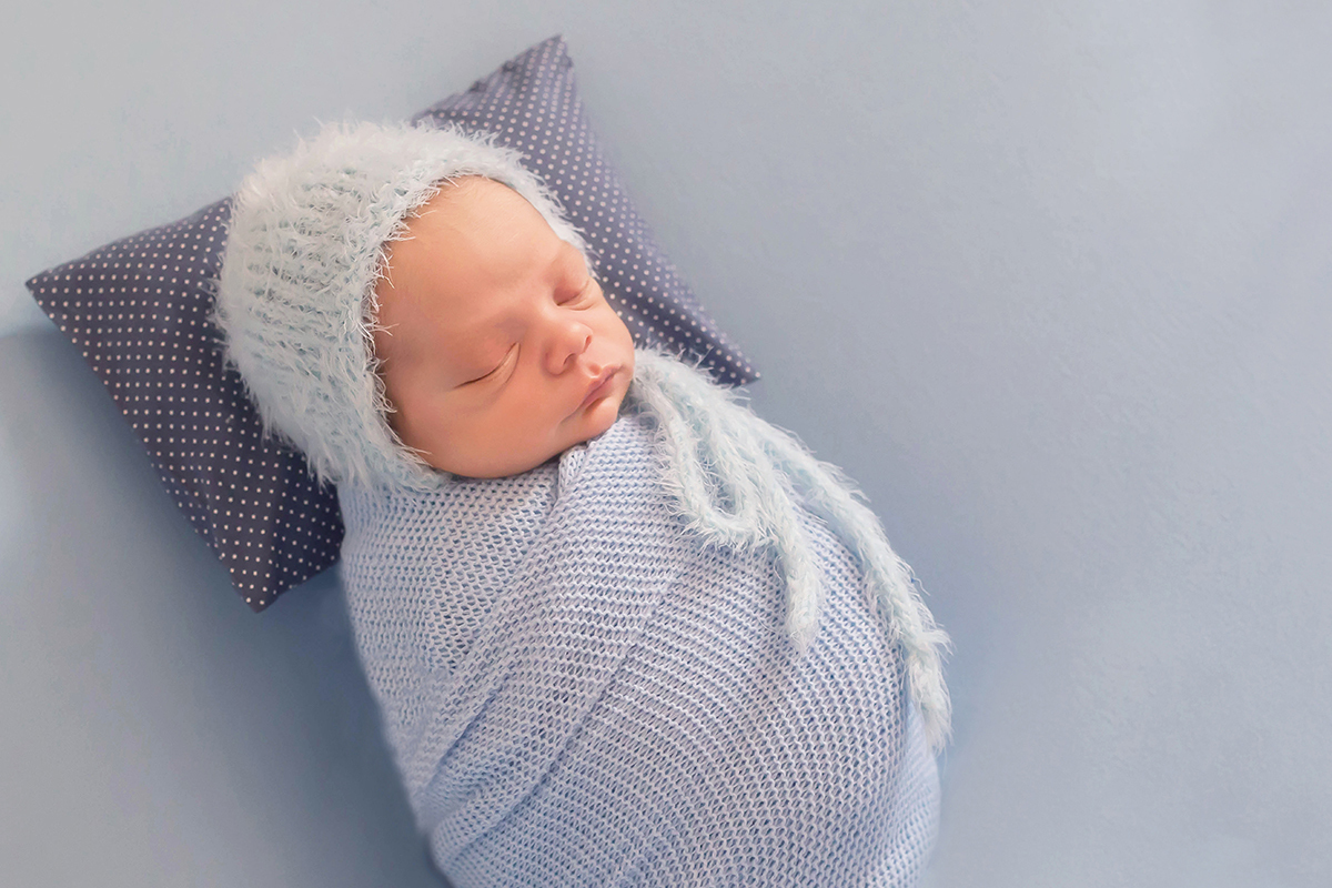 Anthony Gabriel modelando pela primeira vez em seu ensaio newborn, em Pará de Minas.