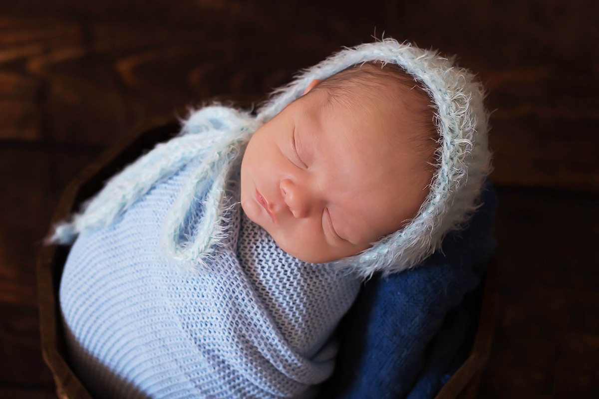 Fotos de recém nascido do Anthony Gabriel de 10 dias em Pará de Minas. Pose no prop baldinho.