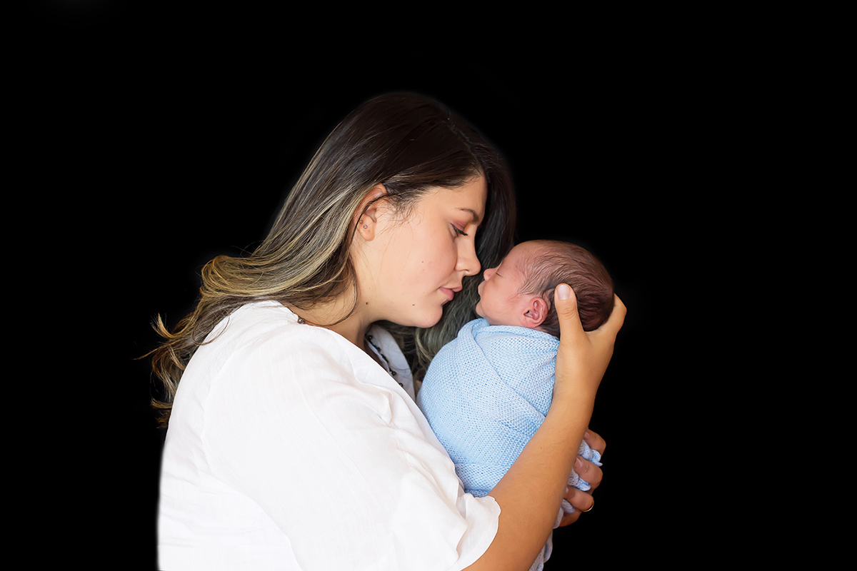 Foto com a mãe do Anthony Gabriel, em seu ensaio de newborn em Pará de Minas.