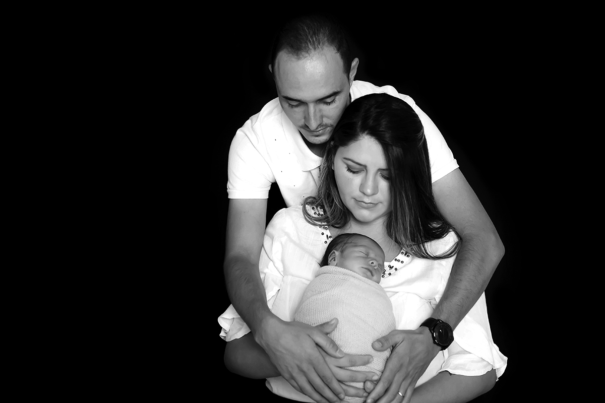 Anthony Gabriel com o papai e a mamãe no seu ensaio de newborn em Pará de Minas.