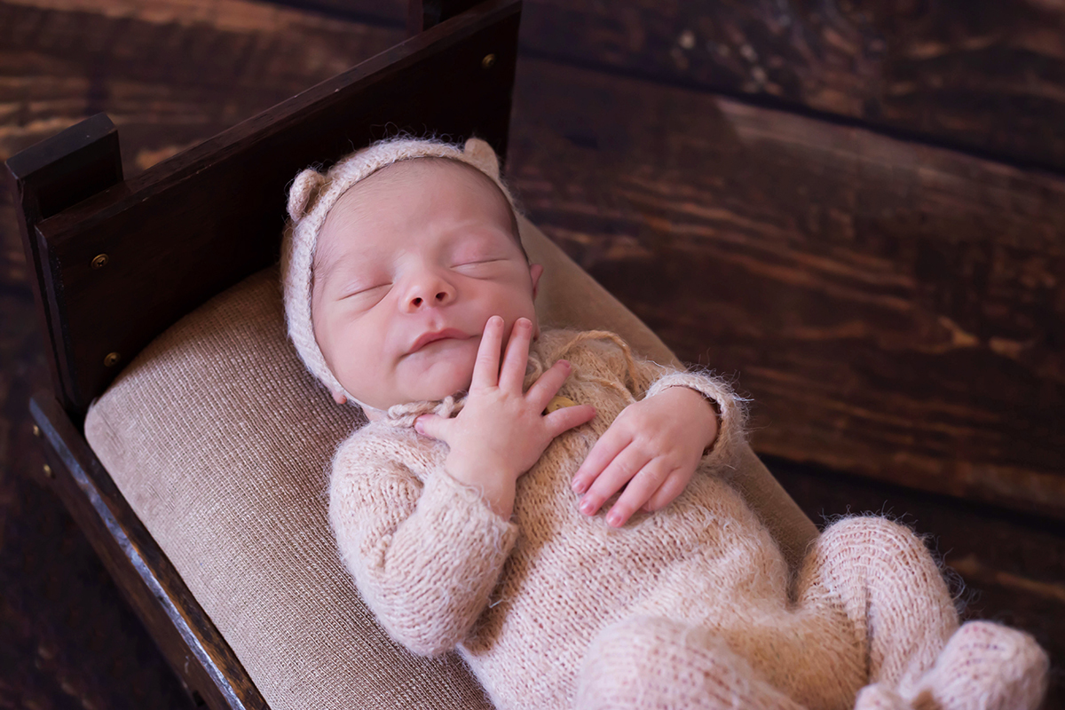 Ensaio de newborn em Pará de Minas. Fotos do Anthony Gabriel de 10 dias na caminha.