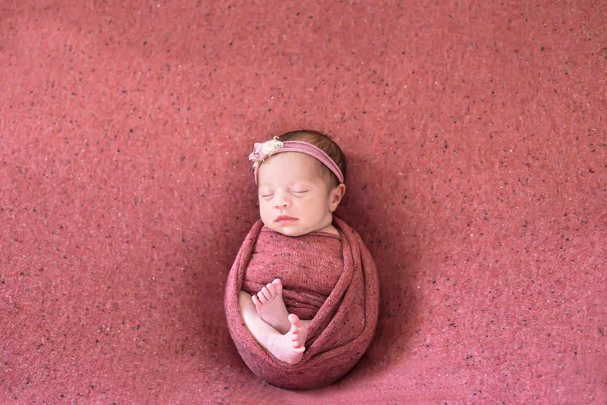 Ensaio de newborn da Alice de 16 dias. Pose no puff.