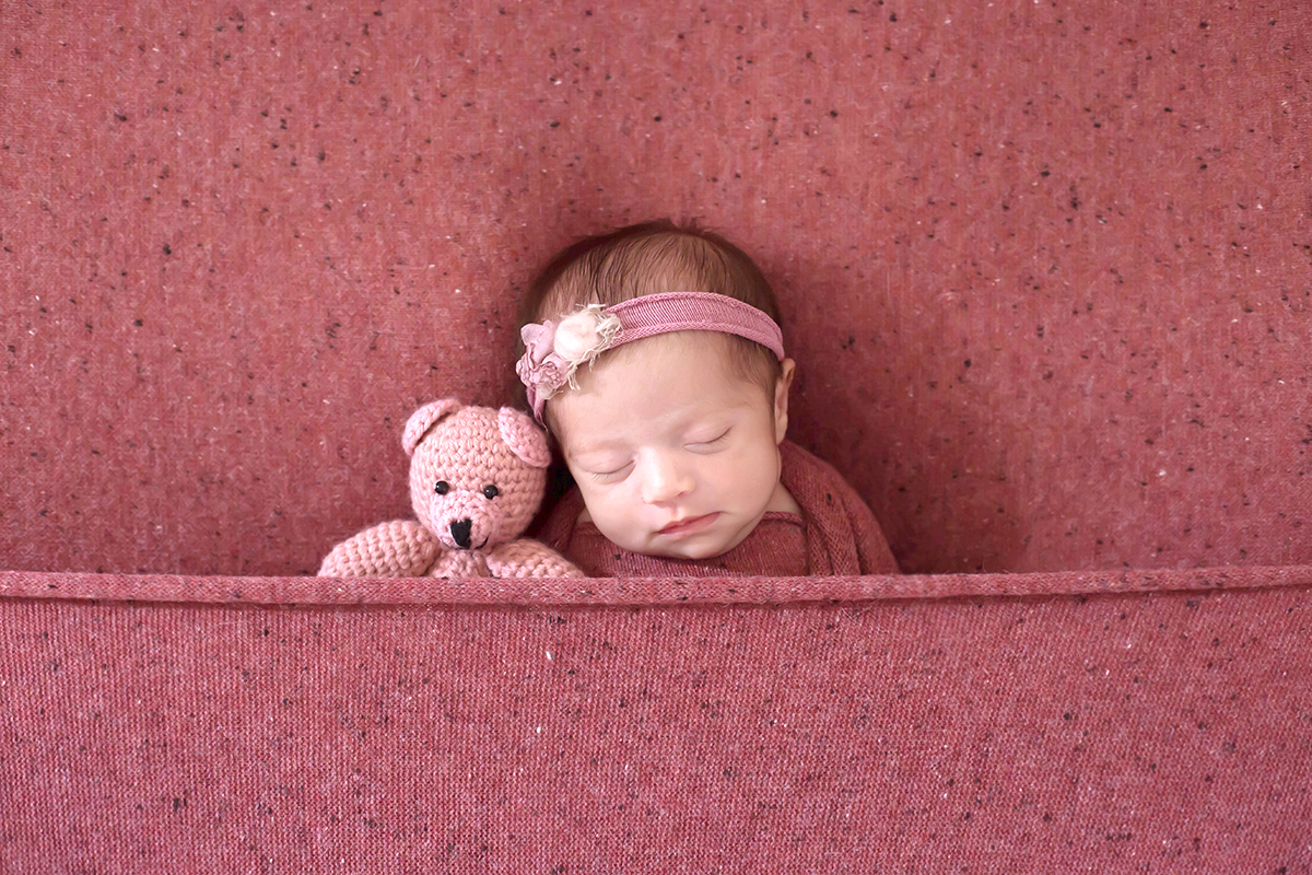 Alice de 16 dias, pose no puff com mini toy. Ensaio realizado em Pará de Minas