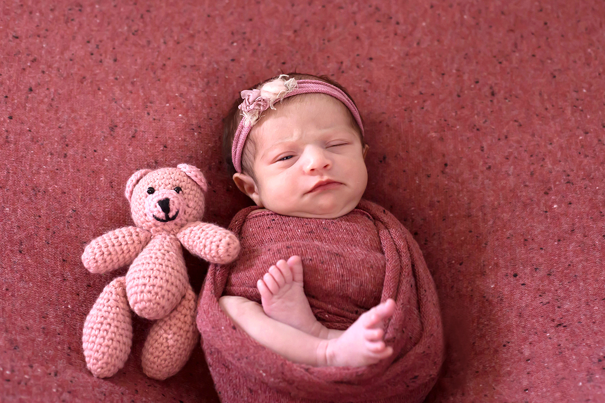 Fotografia de newborn, pose no puff, da Alice de 16 dias, em Pará de Minas.