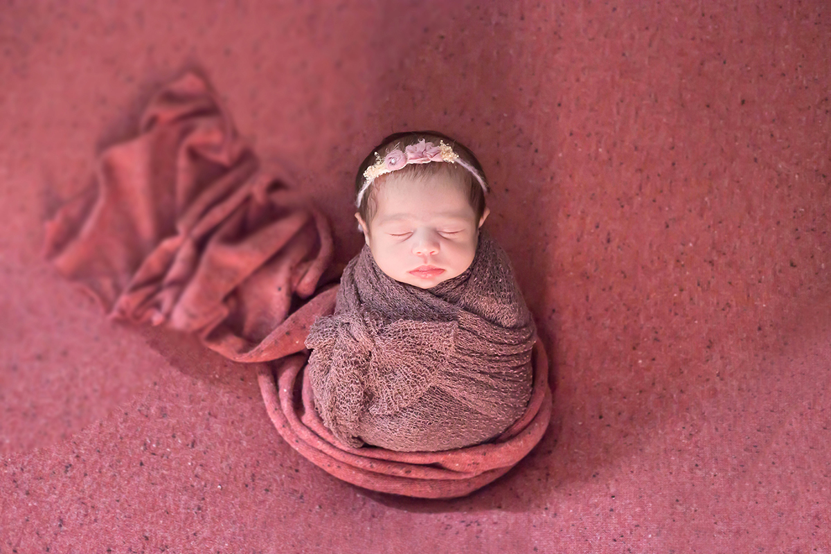Alice em seu Newborn. Pose do saquinho. Ensaio realizado em Pará de Minas