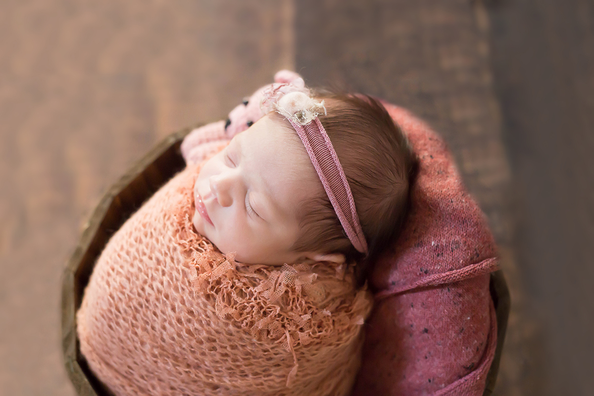 Fotografia de newborn da Alice. Pose no prop baldinho
