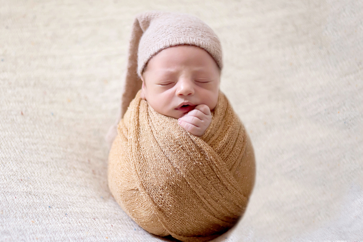 Murilo fotografando pela primeira vez em seu ensaio de newborn.