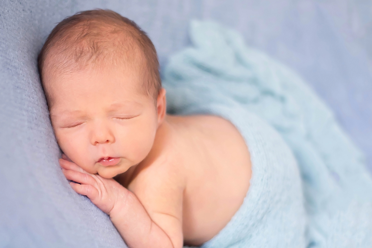 Davi de 16 dias em seu ensaio de newborn em Pará de Minas. Pose no Puff.