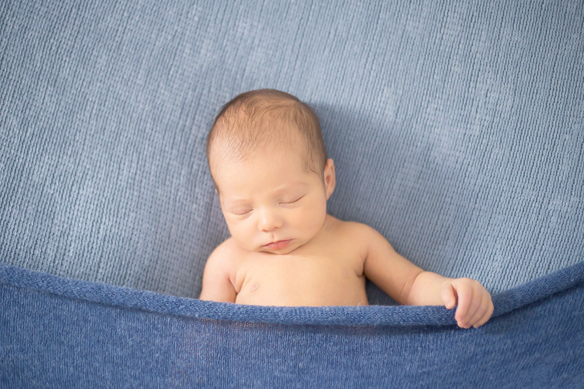 Davi de 16 dias modelando pela primeira vez, em seu ensaio de newborn em Pará de Minas.