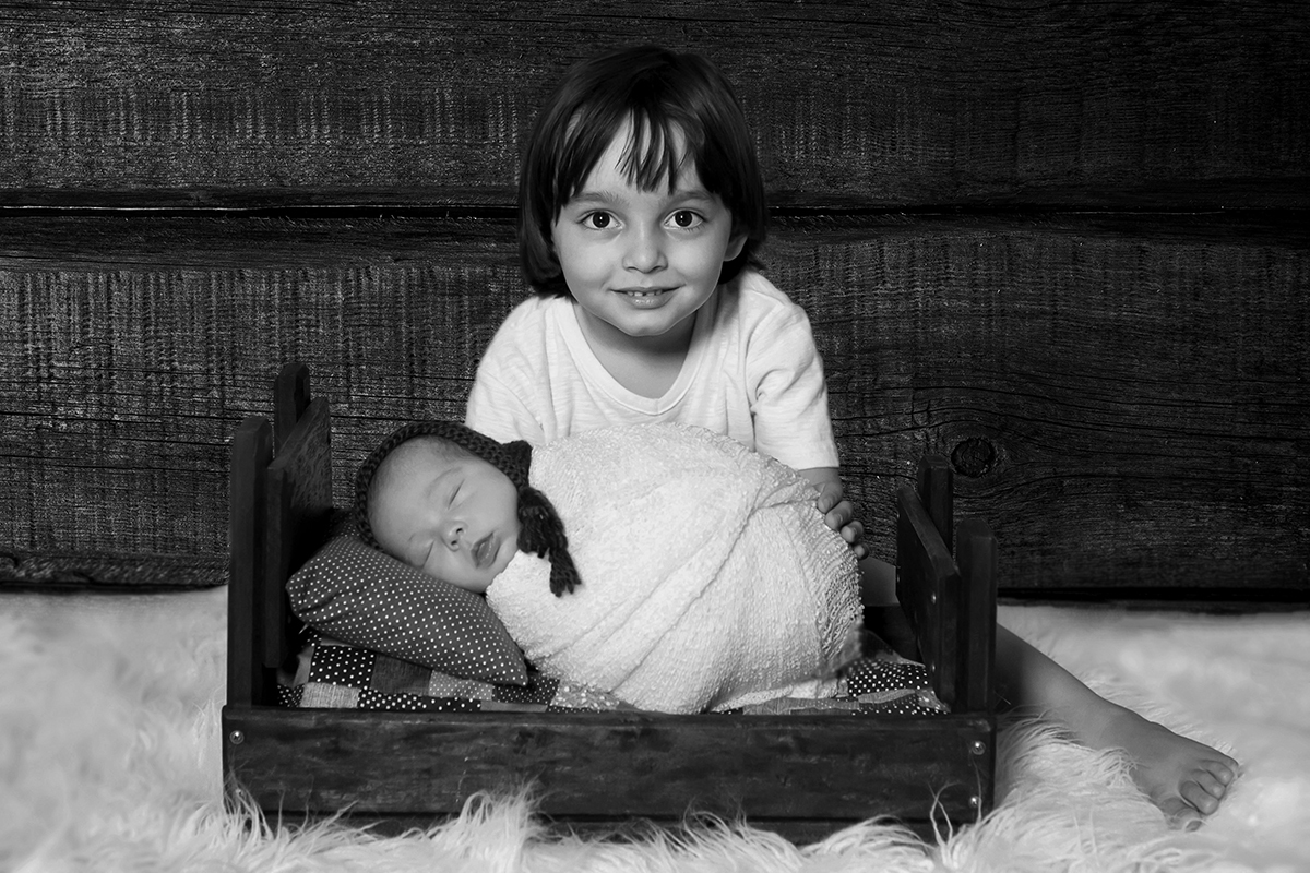 Davi de 16 dias em seu ensaio de newborn em Pará de Minas. Foto com seu irmãozinho.