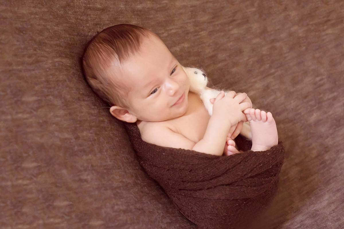 Gael modelando pela primeira vez em seu ensaio de newborn em Pará de Minas