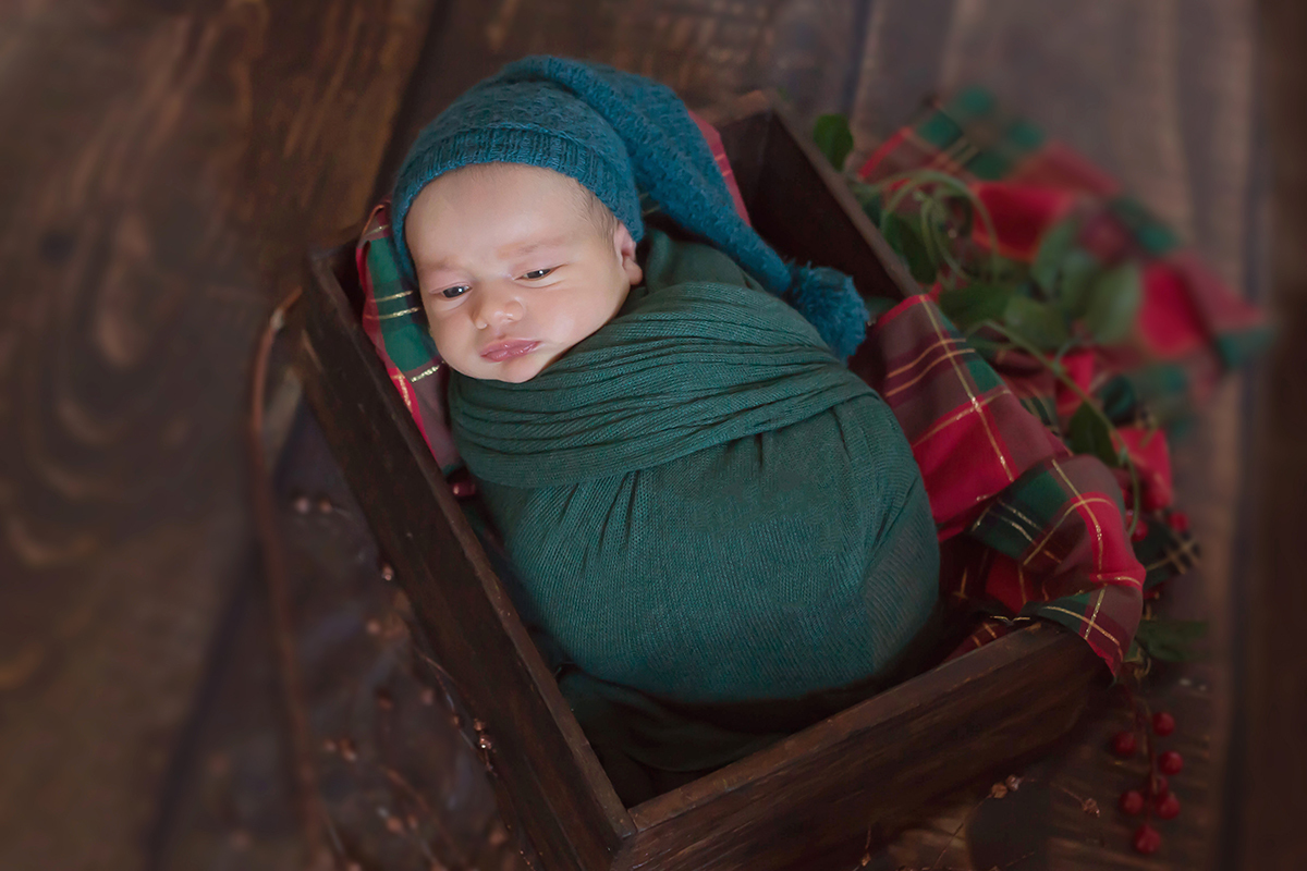 Ensaio de Newborn em Pará de Minas do Anthony, pose no prop caixote