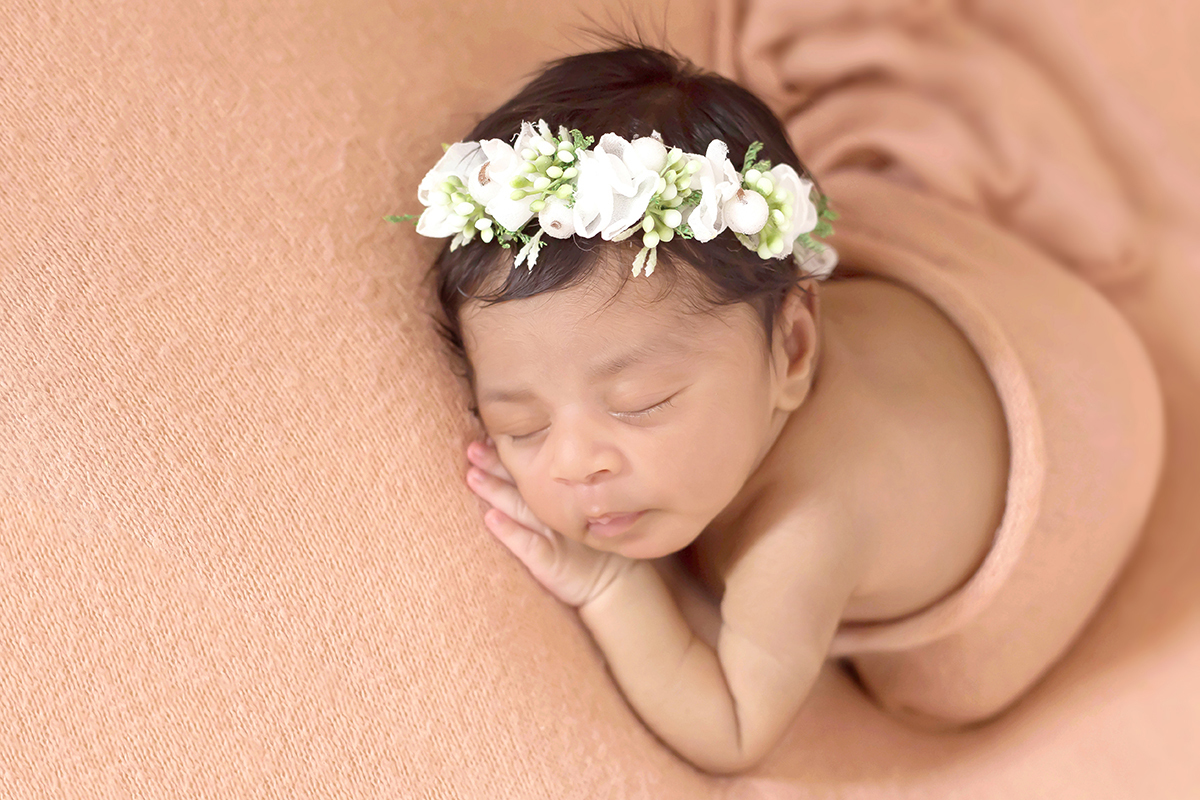 Primeiro ensaio fotográfico da Violeta Maria. Pose no puff