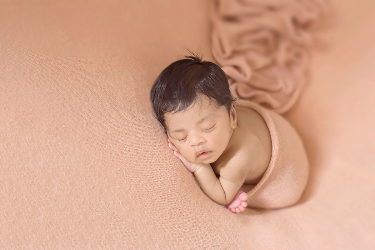 Violeta Maria de 16 dias, pose no puff, do seu ensaio de newborn em Para de Minas