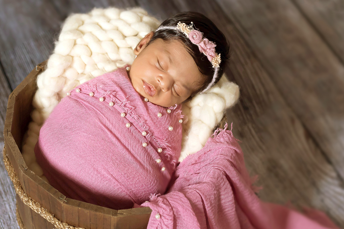 Violeta Maria 16 dias. Ensaio de Newborn Pará de Minas. Pose no baldinho.