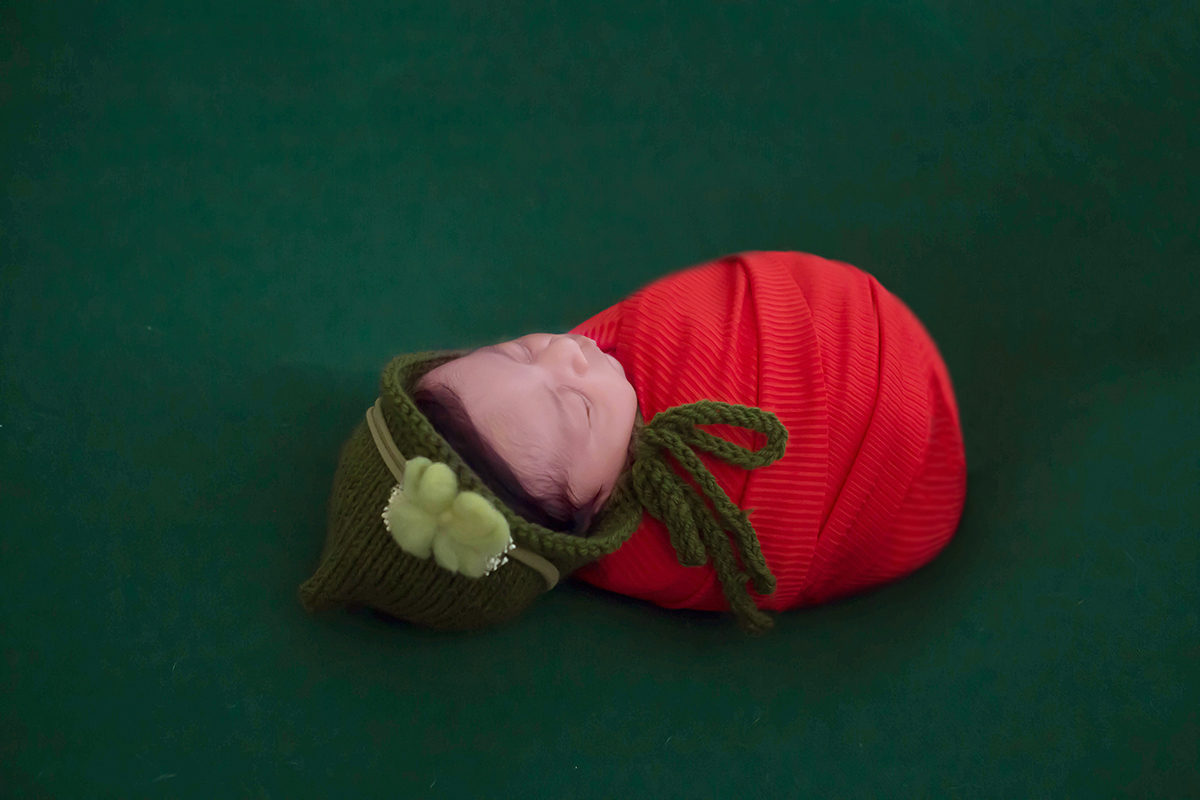 Fotografia de Newborn em Pará de Minas. Violeta Maria de 16 dias, pose no puff.