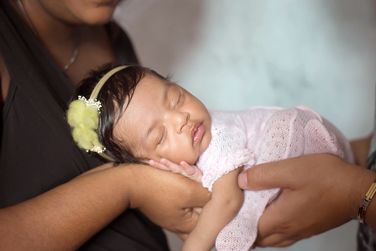Violeta Maria de 16 dias modelando pela primeira vez. Ensaio de newborn Pará de Minas.