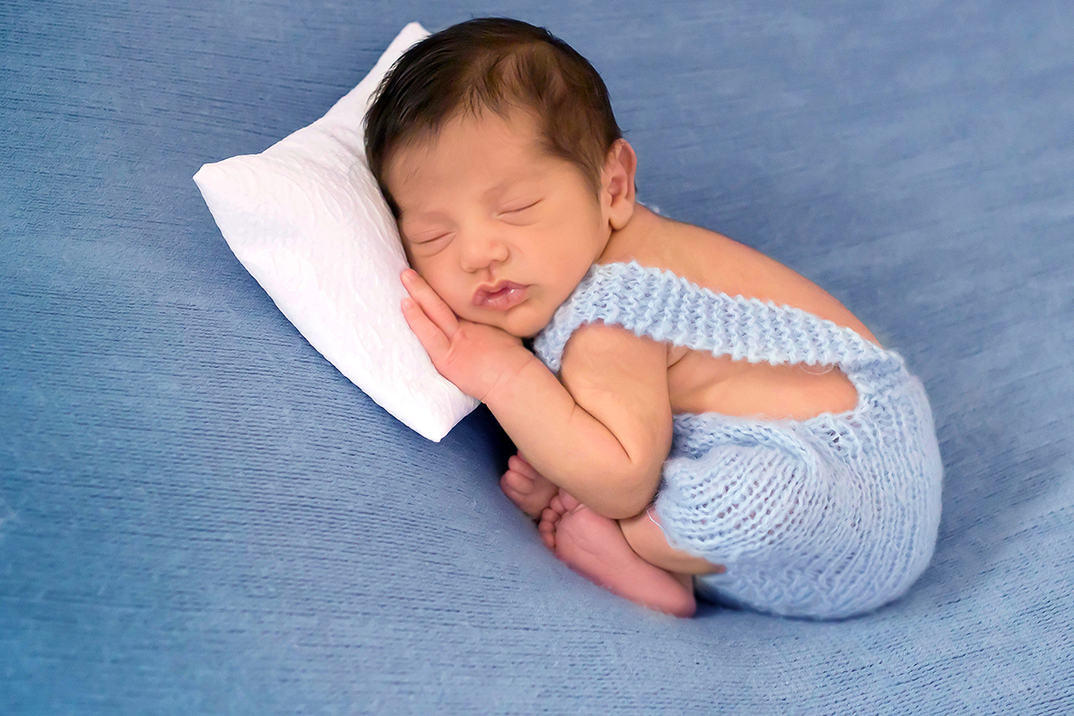 Hugo de apenas 10 dias modelando pela primeira vez em seu ensaio de newborn