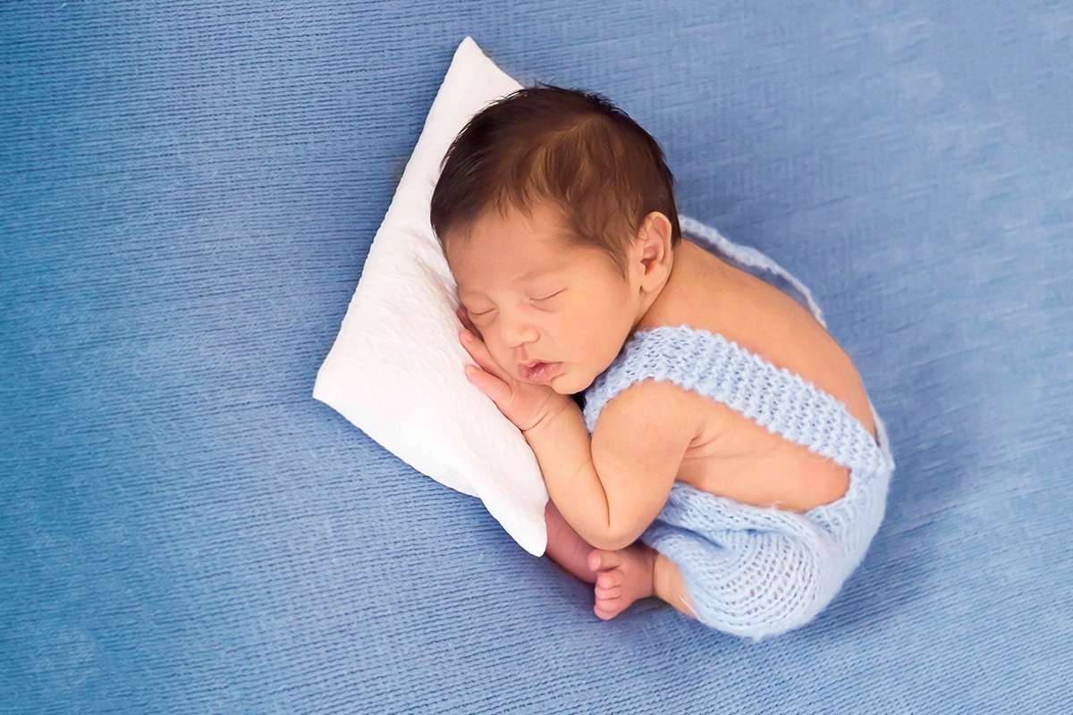 Ensaio de Newborn em Pará de Minas. Hugo de 10 dias, pose no puff.
