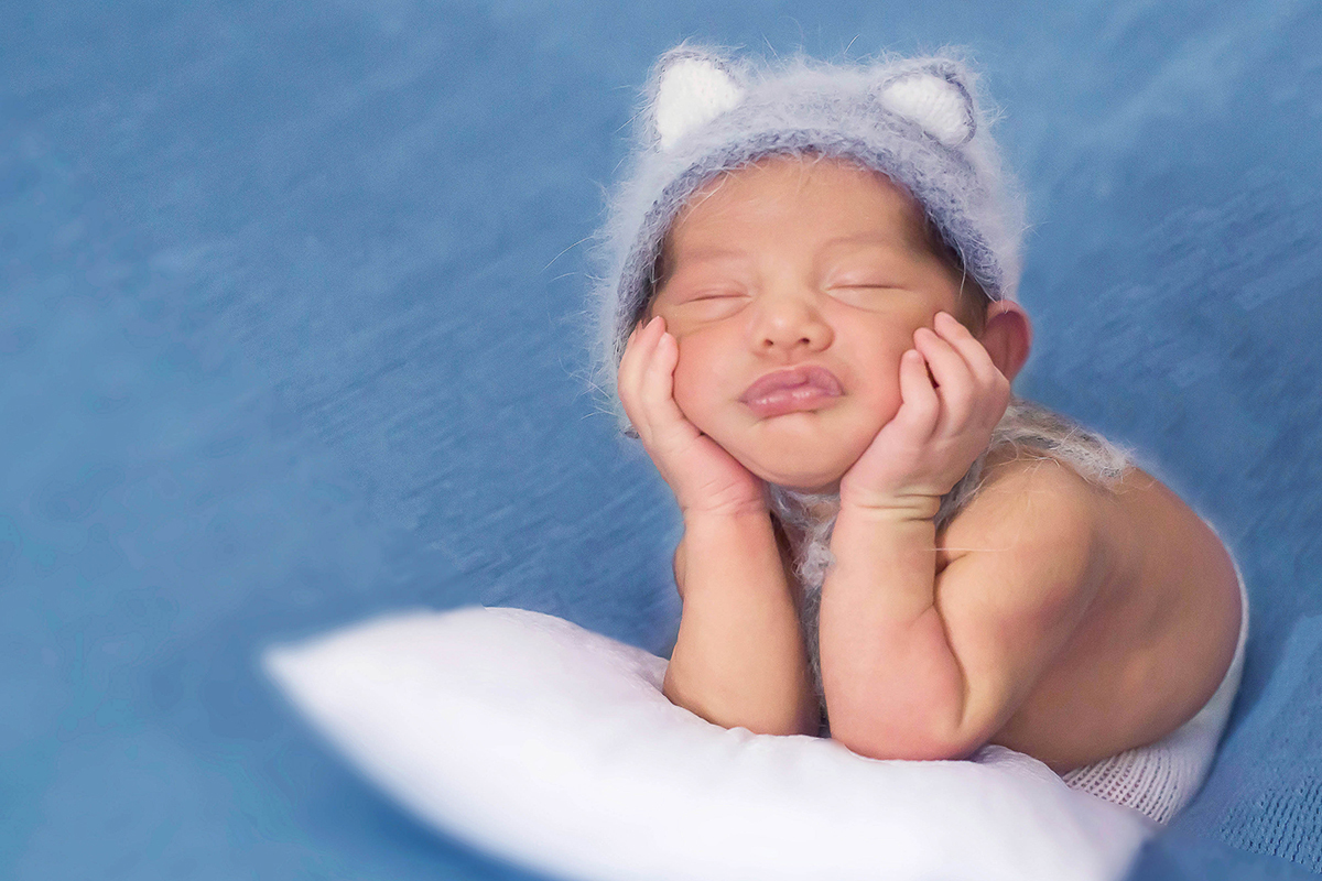 Pose do sapinho. Ensaio de Newborn do Hugo de 10 dias em Pará de Minas