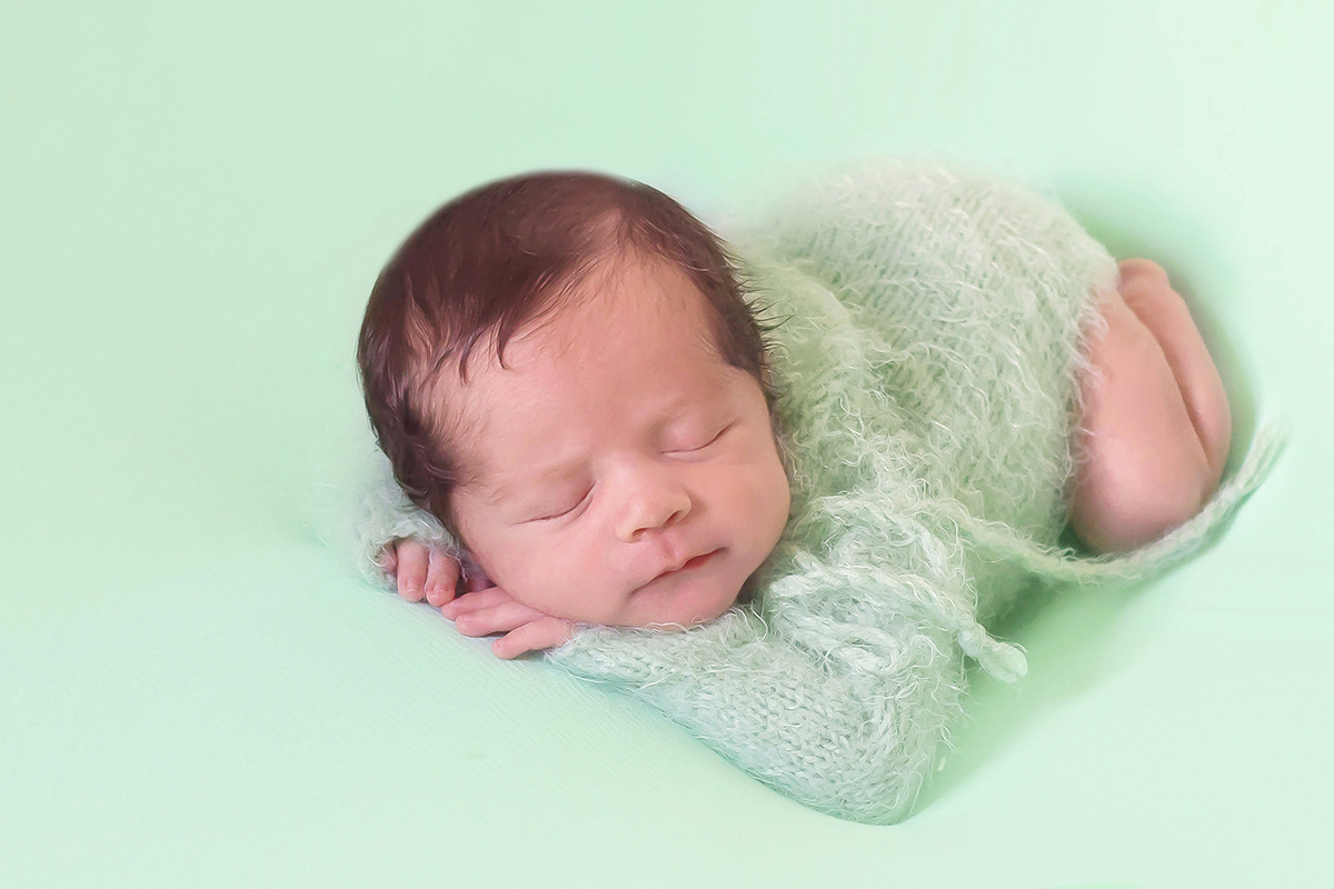 Pose do puff no ensaio de recém nascidos do Arthur de 16 dias