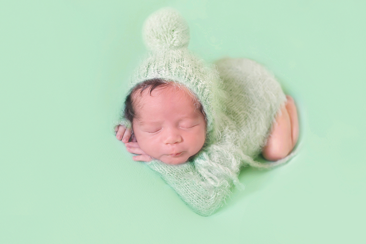 Arthur de 16 dias modelando pela primeira vez em seu ensaio newborn em Para de Minas