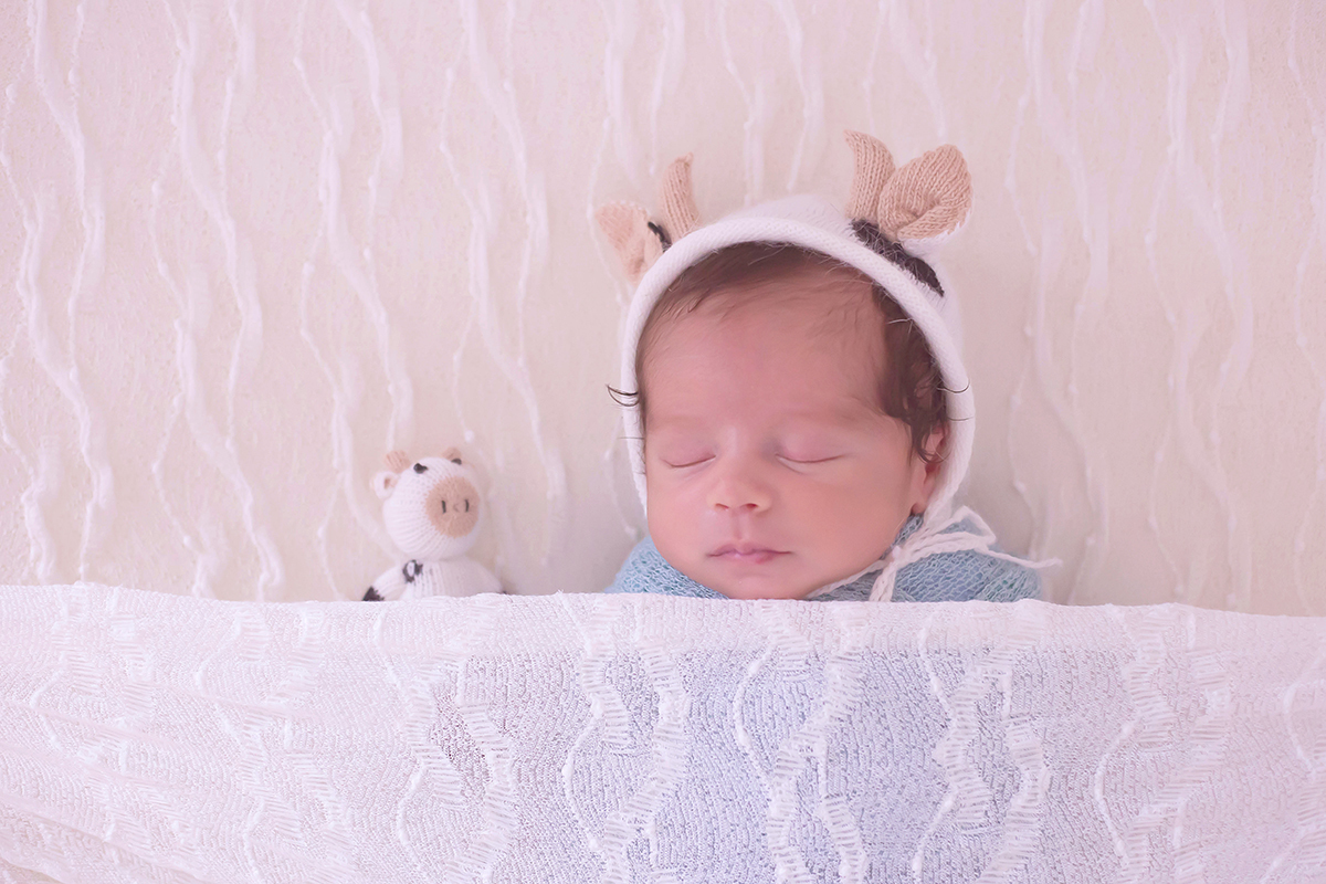Arthur mostrando toda sua fofura neste ensaio de newborn em Pará de Minas