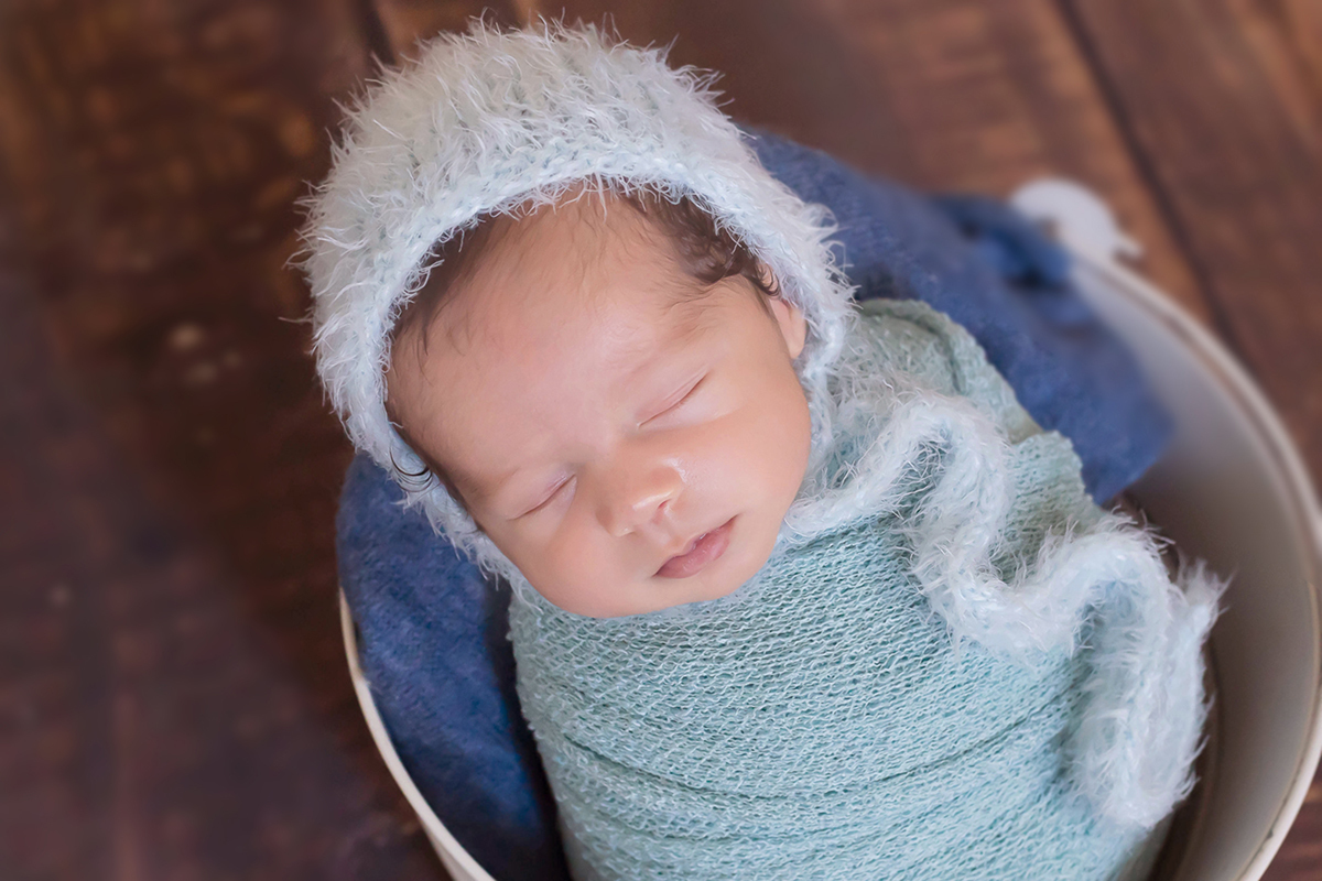 Arthur pose no baldinho em seu ensaio de newborn em Pará de Minas