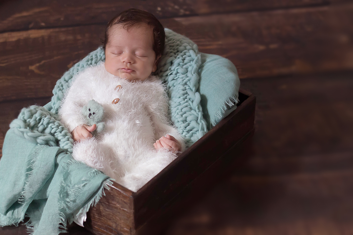Arthur de 16 dias na pose do caixote, em seu ensaio newborn em Pará de Minas