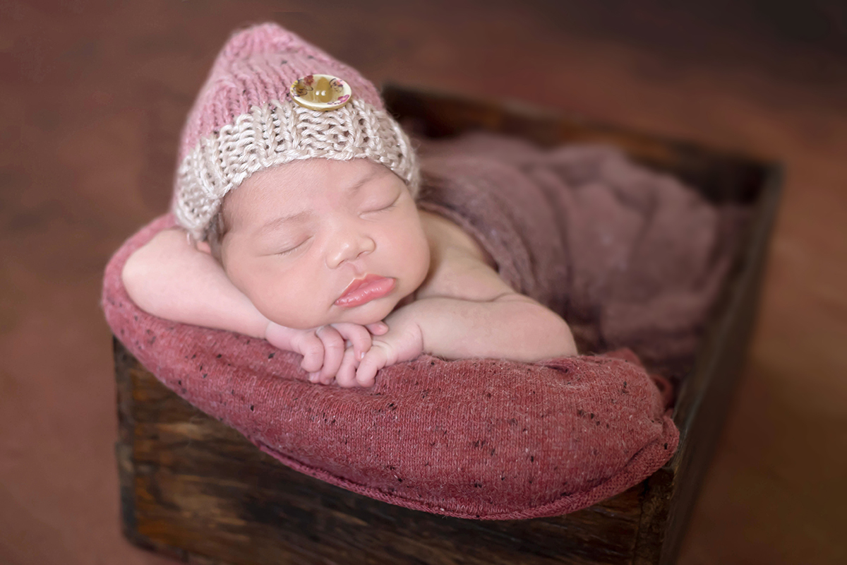 Elisa modelando pela primeira vez com apenas 12 dias. Ensaio newborn realizado em Para de Minas