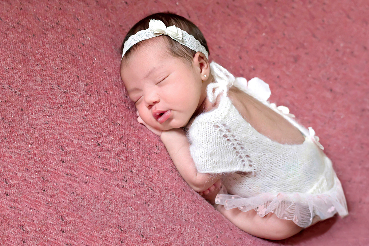 Fotografias de Newborn da Elisa. Pose no puff. Ensaio realizado em Pará de Minas