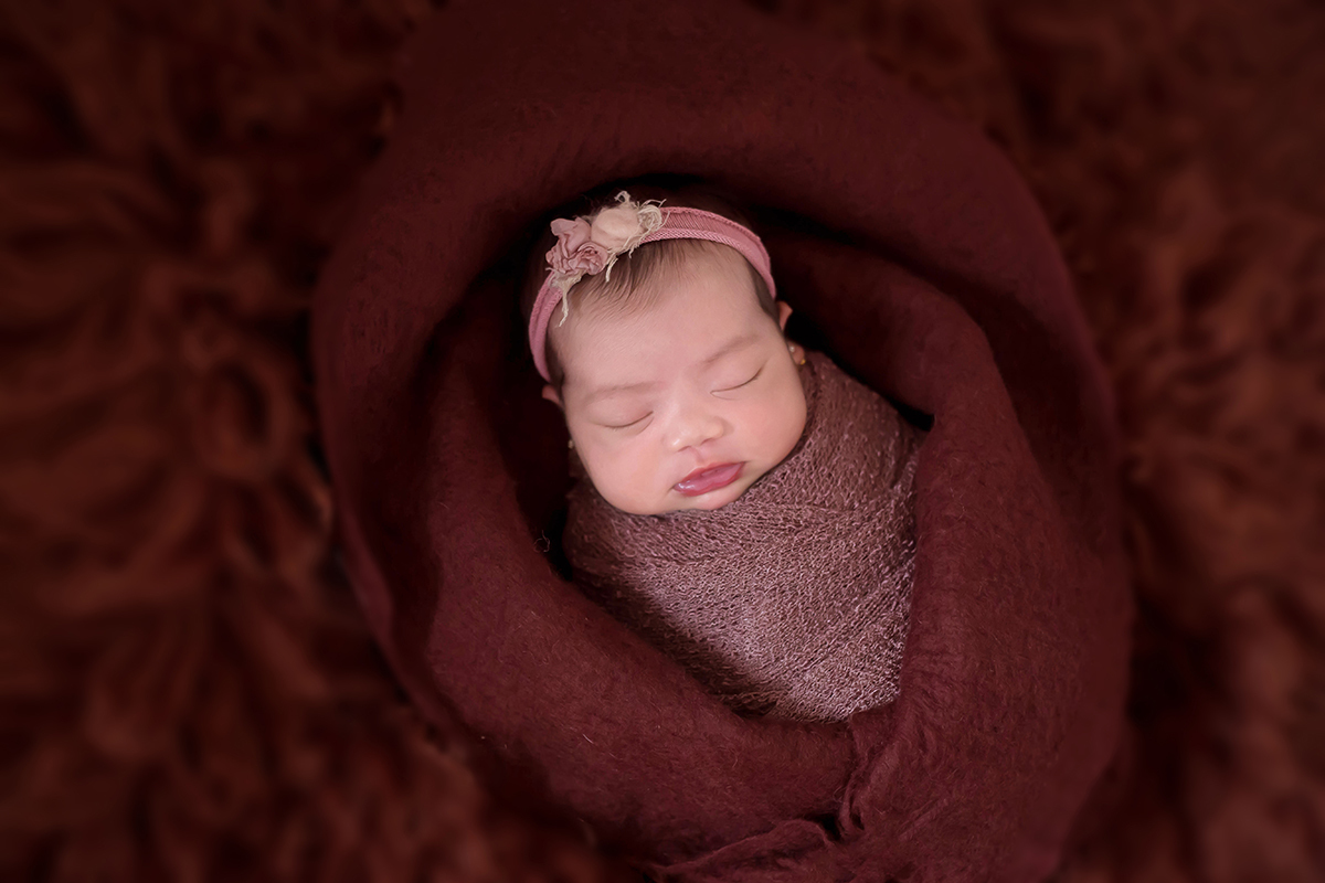 Fotografias de recém nascido da Elisa. Pose no flokati. Ensaio em Pará de Minas