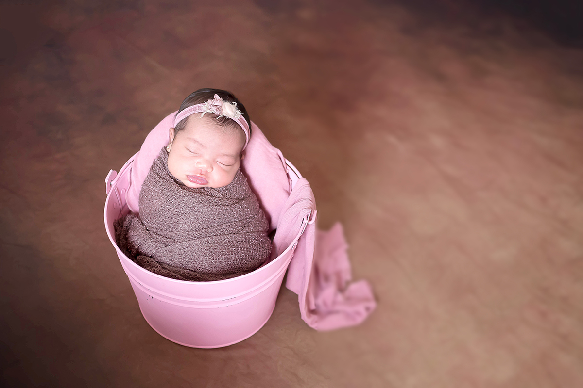 Ensaio newborn em Pará de Minas. Elisa 12 dias. Pose no baldinho