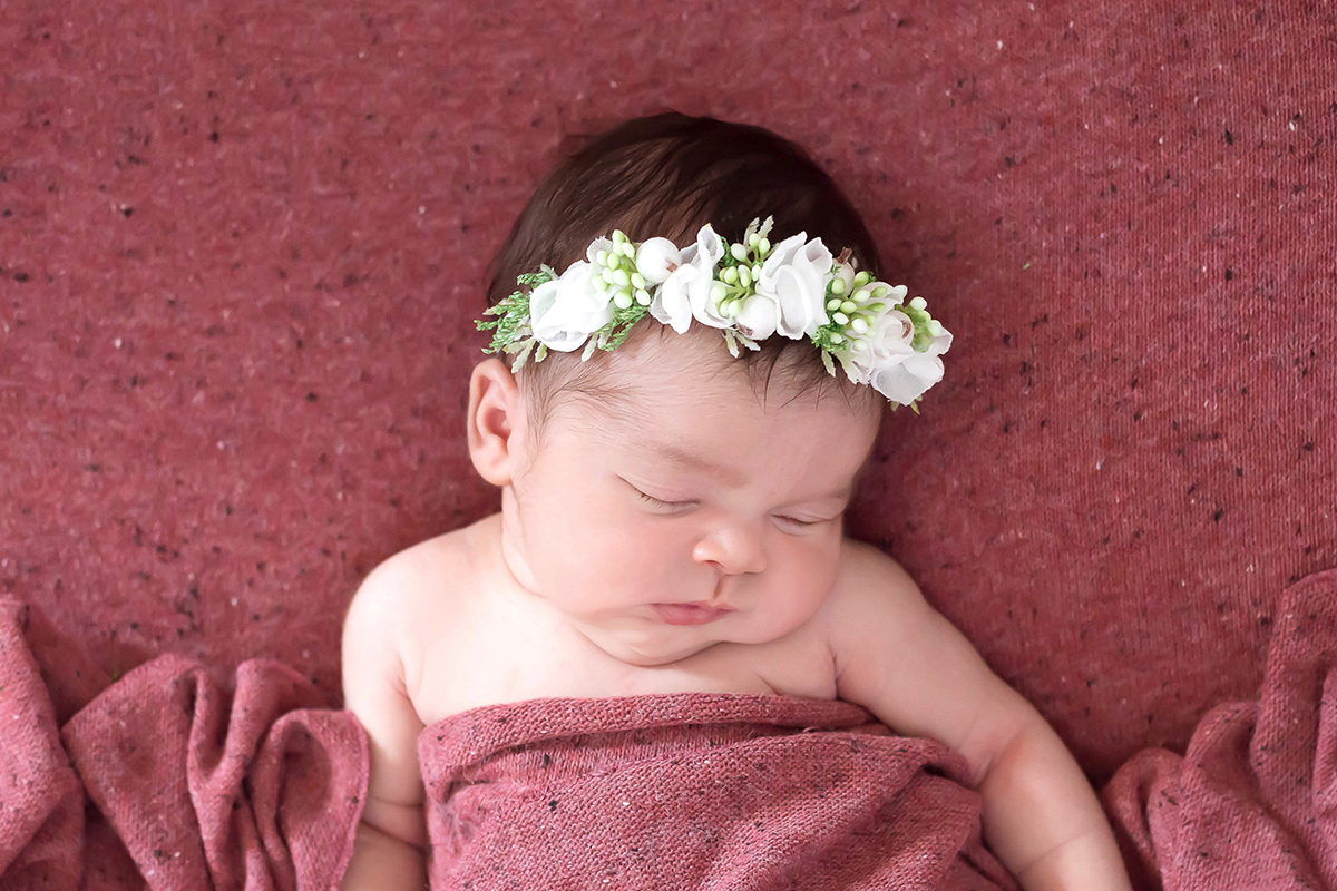 Cecília modelando pela primeira vez, em seu ensaio de Newborn em Pará de Minas.