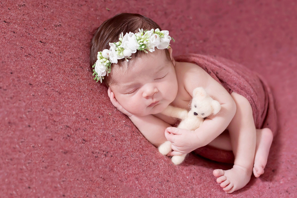 Cecília mostrando toda sua fofura no seu ensaio de newborn em Pará de Minas