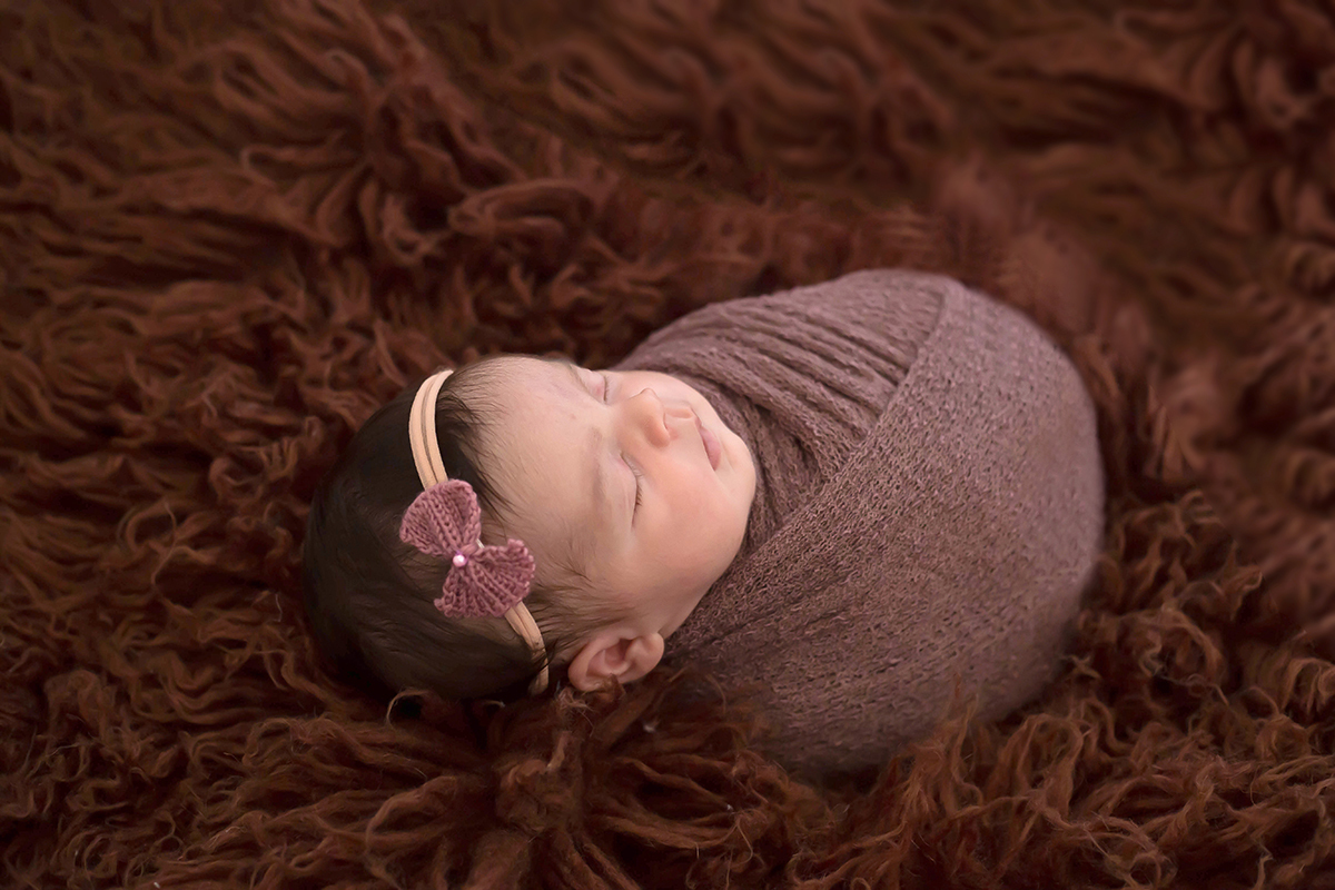 Foto da Cecília em seu ensaio de recém nascidos em Pará de Minas.